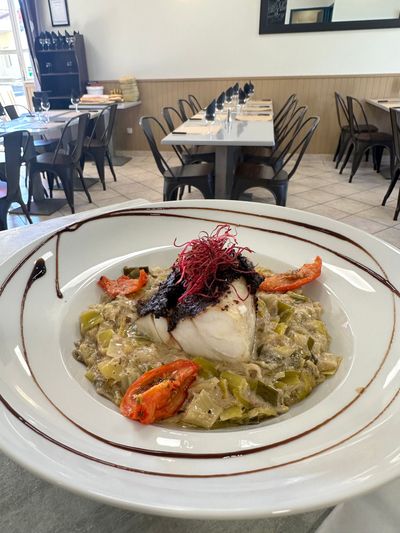 Risotto aux fruits de mer avec homard servi dans une salle à manger de restaurant.