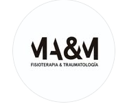 Logotipo circular blanco con “M&M” en letras negras en negrita y “FISIOTERAPIA & TRAUMATOLOGÍA” debajo.