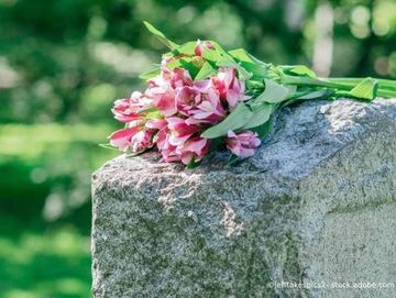 Blumenstrauß auf einem Grabstein