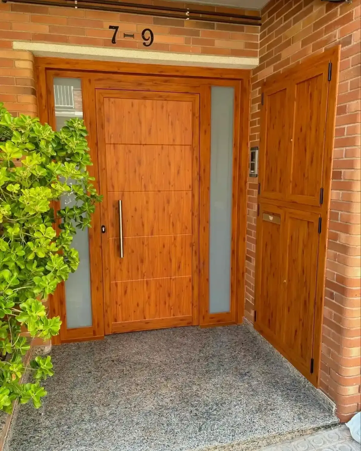 Cucarachas arrastrándose sobre migas y baldosas en el piso cerca de una pared.