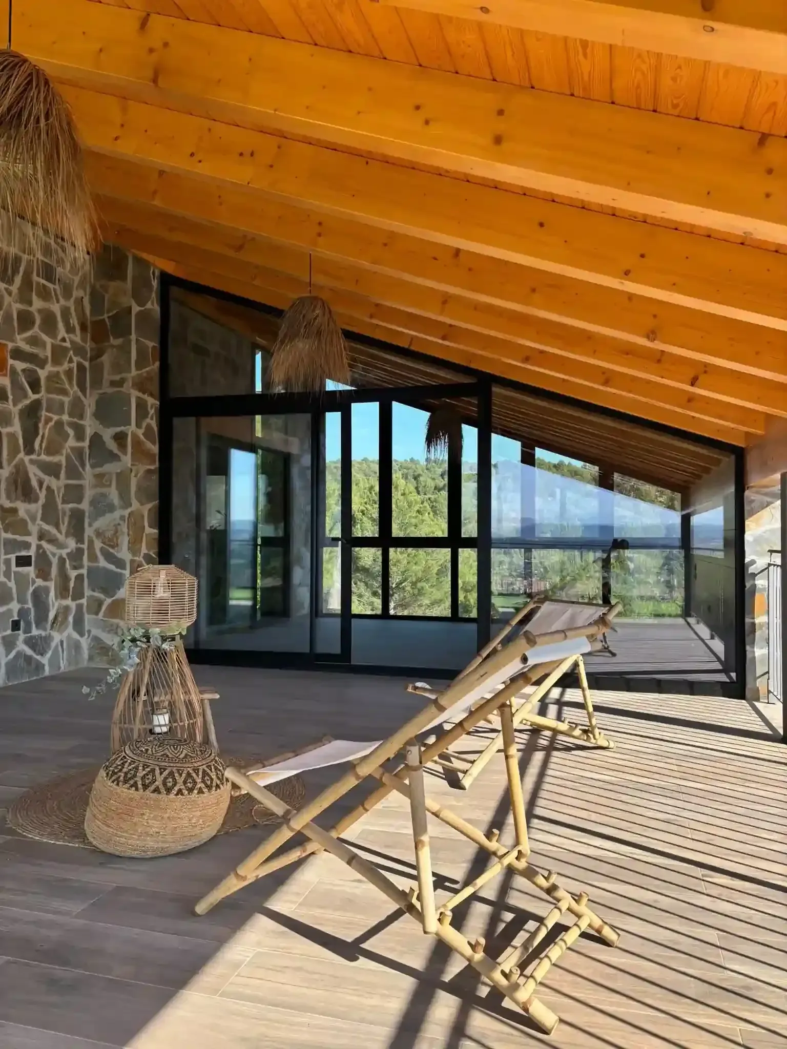 Hombre rociando pesticida sobre plantas, usando equipo de protección: máscara, gafas protectoras, guantes