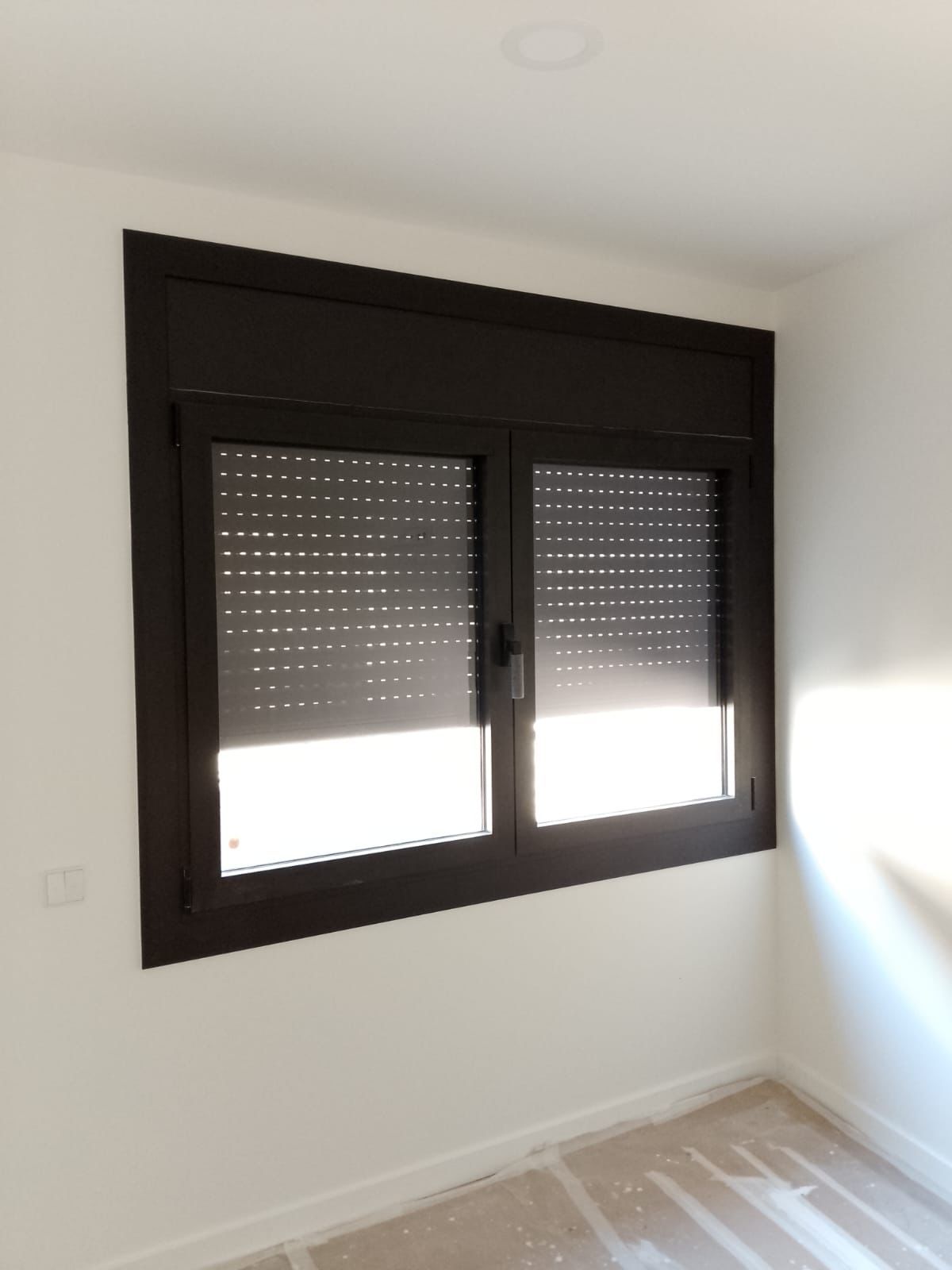 Cucarachas arrastrándose sobre migas y baldosas en el piso cerca de una pared.