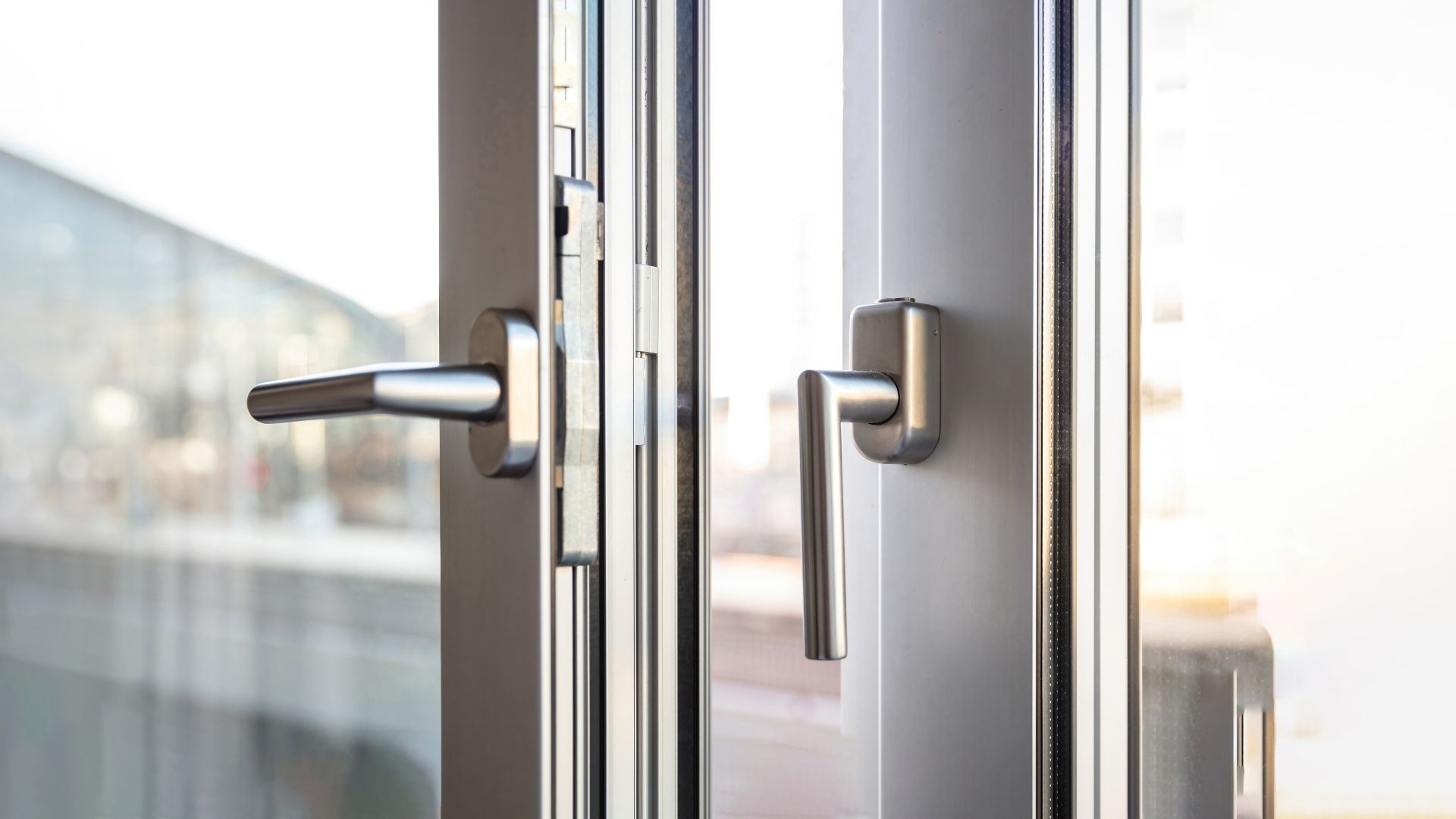 Persona con traje de protección rociando un sistema de pesticida montado en un vehículo sobre arbustos