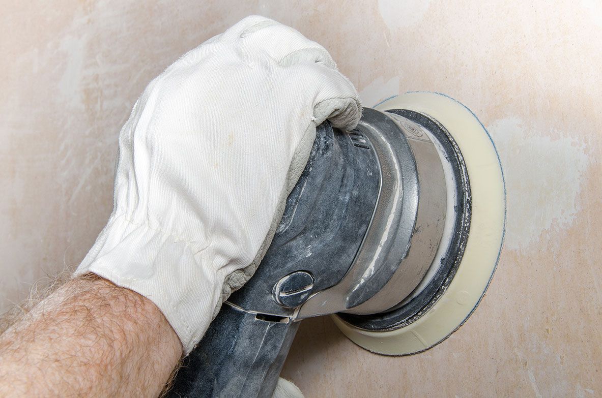 Focus sur le ponçage d'un mur