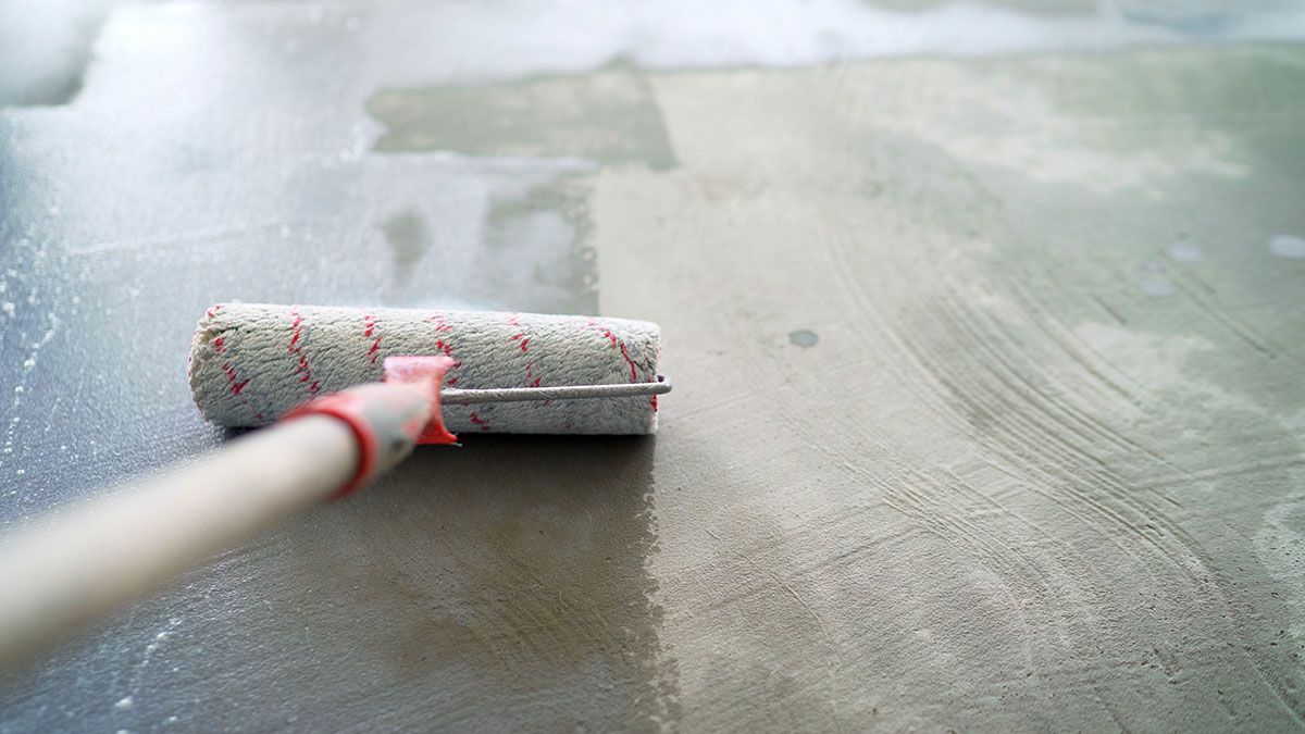 Focus sur un rouleau qui peint le sol