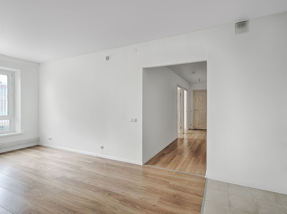 Gros plan sur une cloison avec cuisine en arrière plan