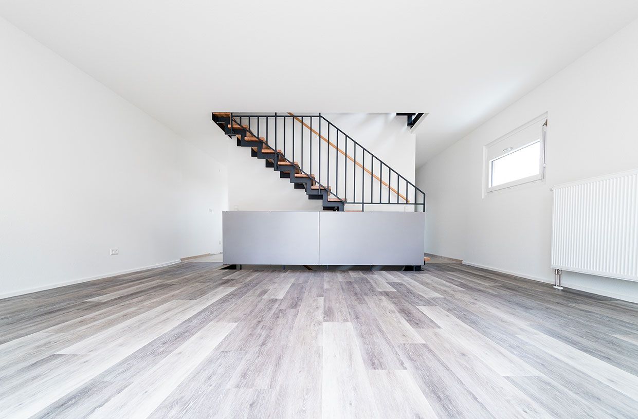 Pièce avec un sol en PVC et un escalier