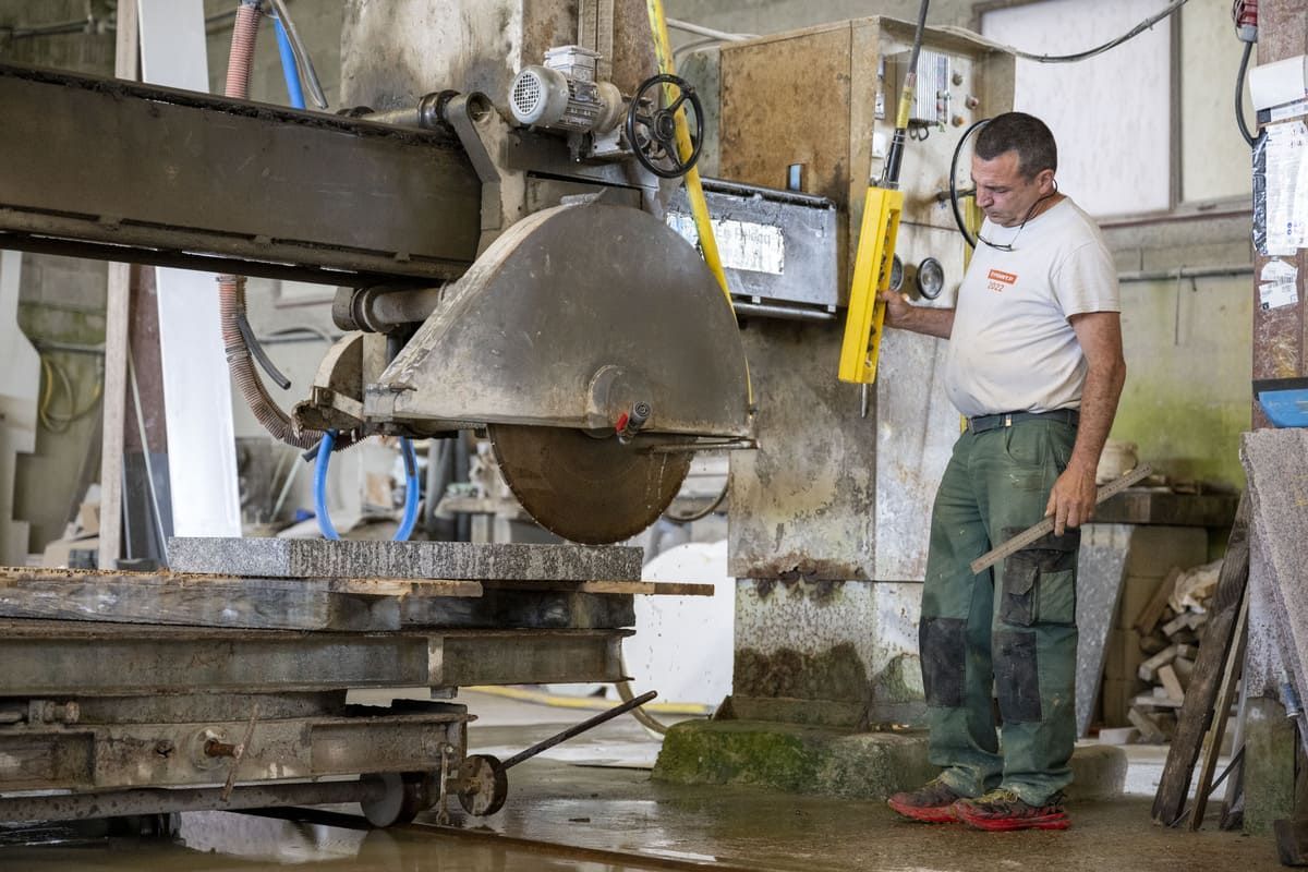 homme utilisant une machine pour couper le marbre