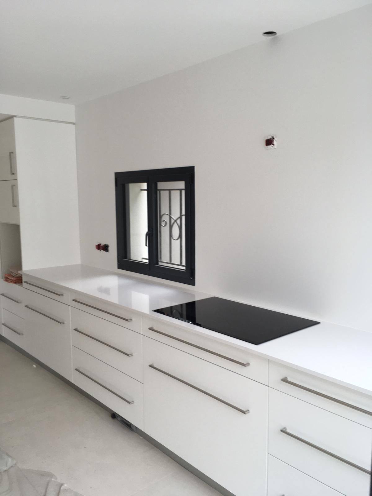 Plan de travail en marbre blanc avec une plaque de cuisson