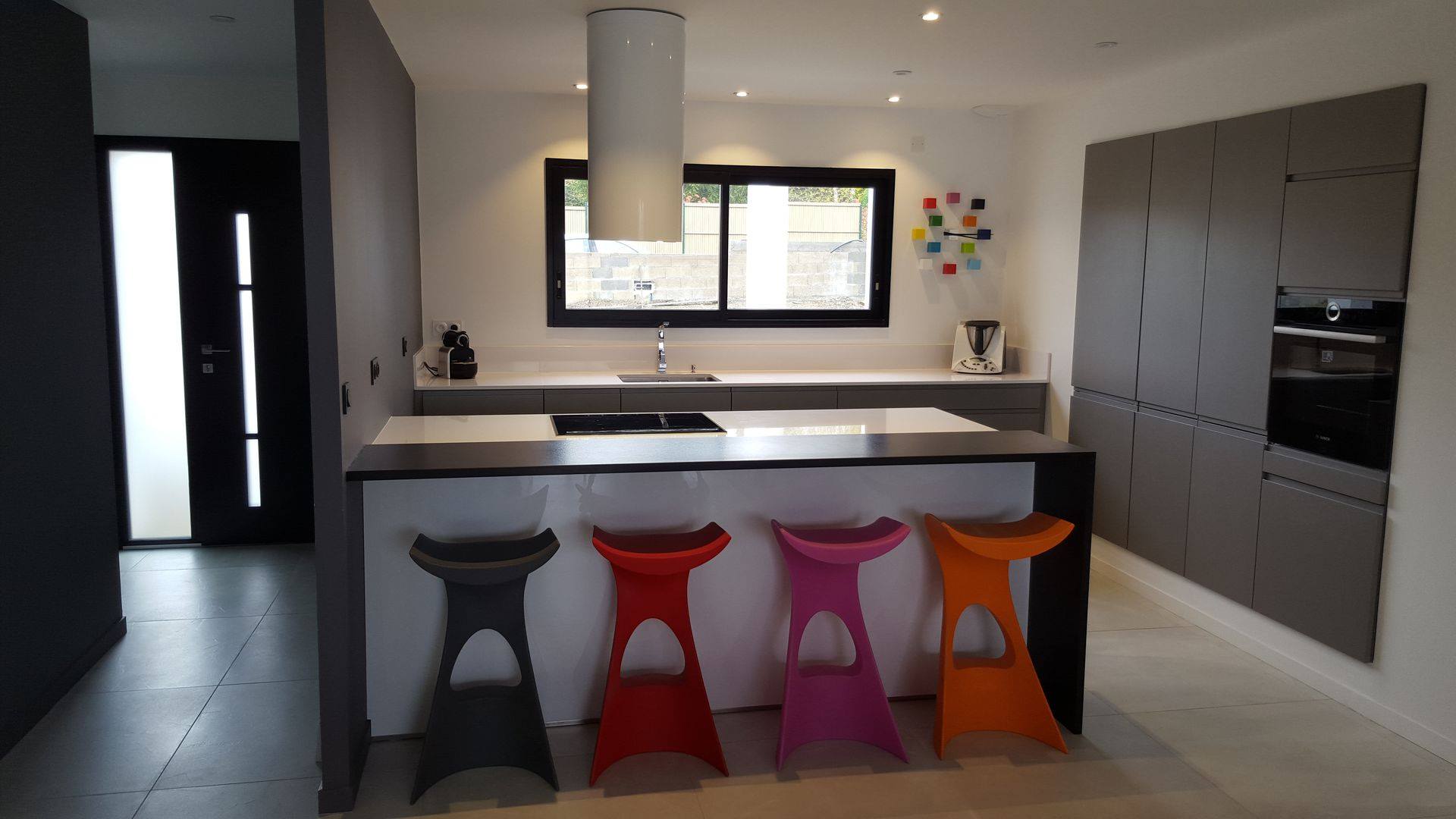 Une cuisine et des chaises colorées