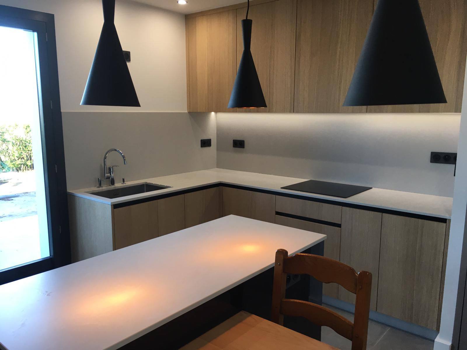 Plan de travail de cuisine éclairé par des lampes modernes
