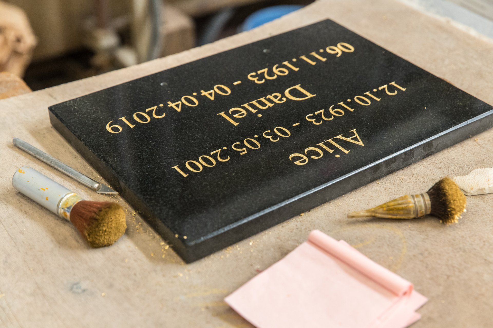 Unee plaque gravée avec de la dorure
