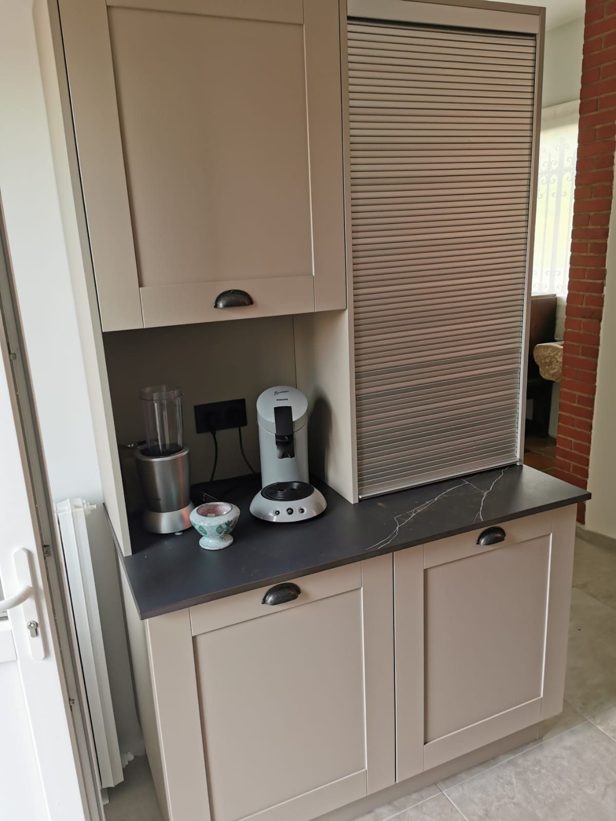 Buffet de cuisine avec plan de travail en marbre noir