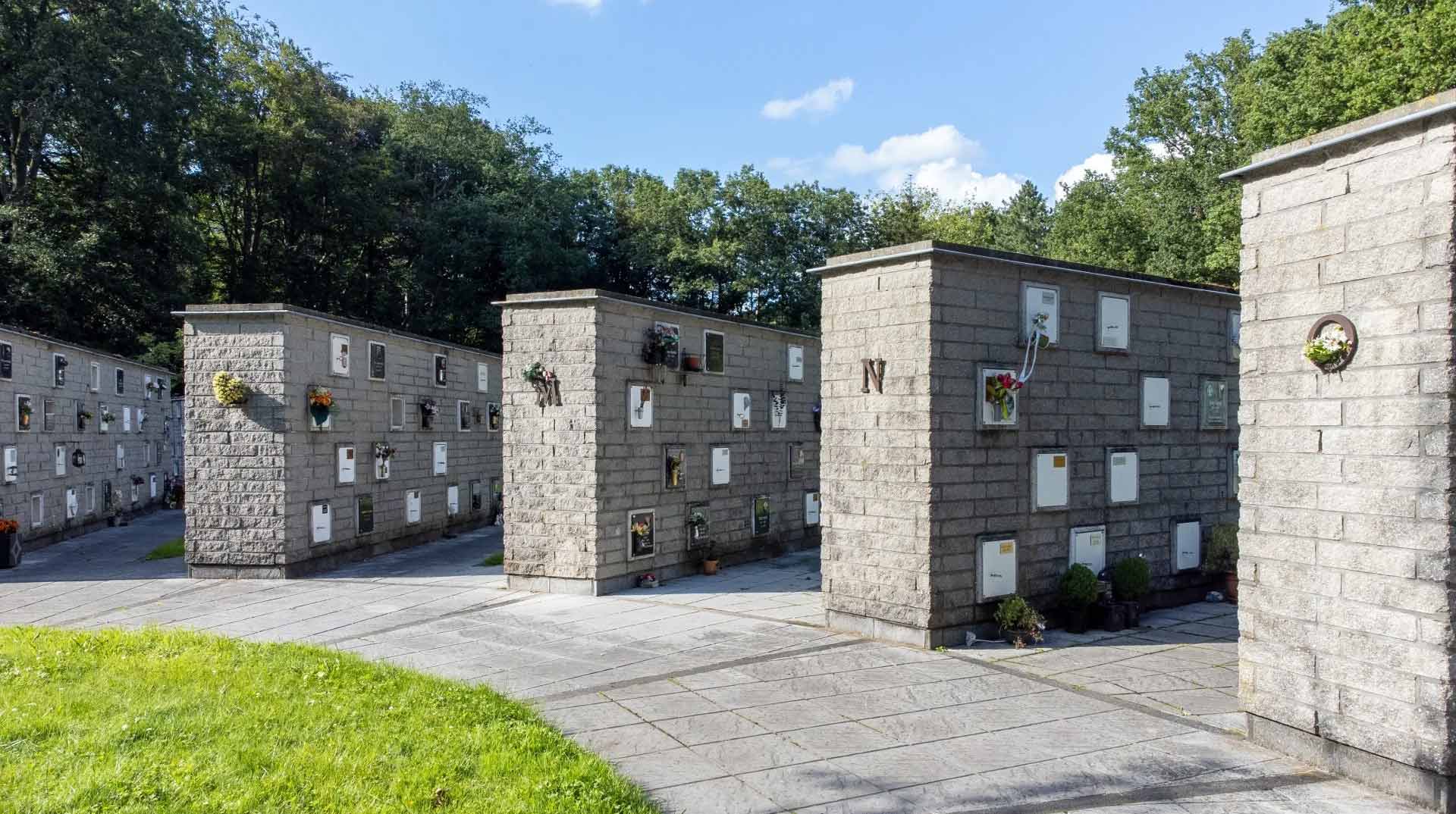 Allée avec des columbariums