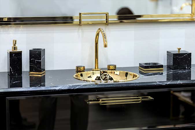 Plan vasque en marbre noir et robinet doré