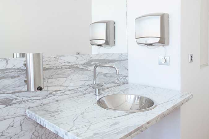 Salle de bains en marbre blanc