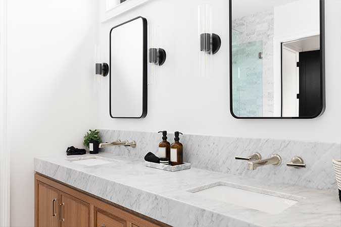 Salle de bains lumineuse et plan en marbre blanc