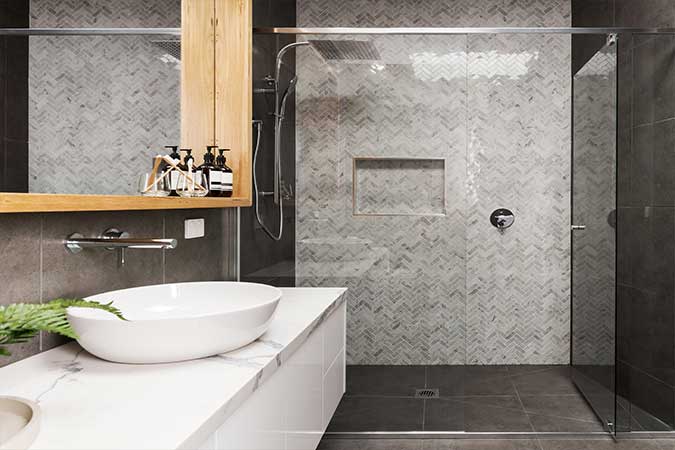 Salle de bains et plan vasque en marbre vu de coté