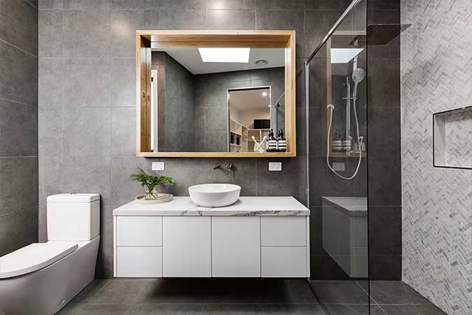 Salle de bains et plan vasque en marbre vu de face