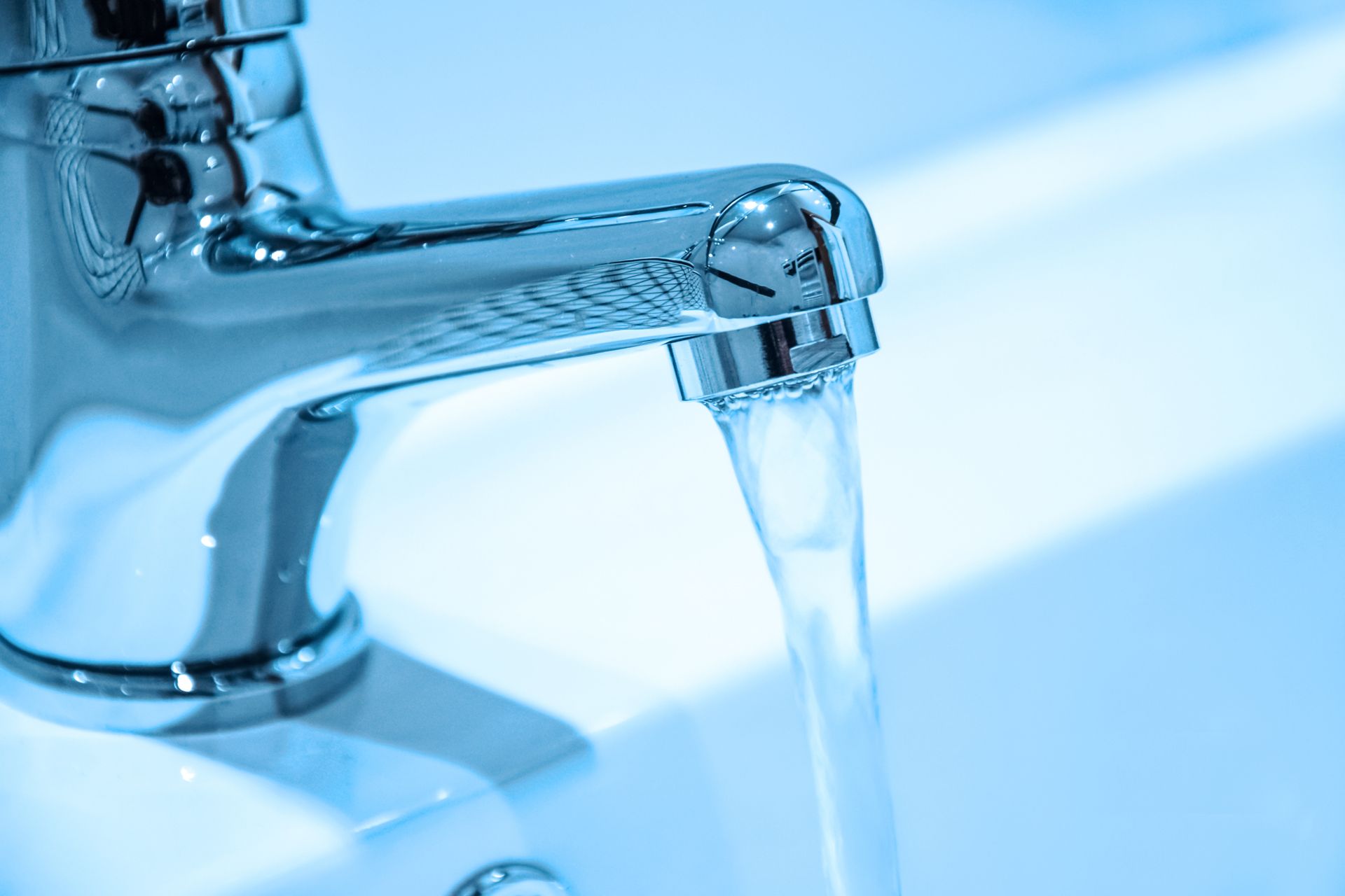 De l'eau coule d'un robinet de lavabo.