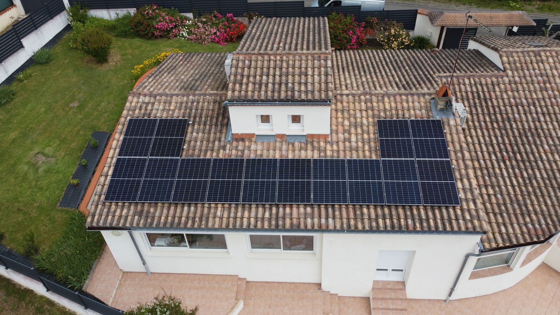 Des panneaux photovoltaïques posés en U sur un toit.
