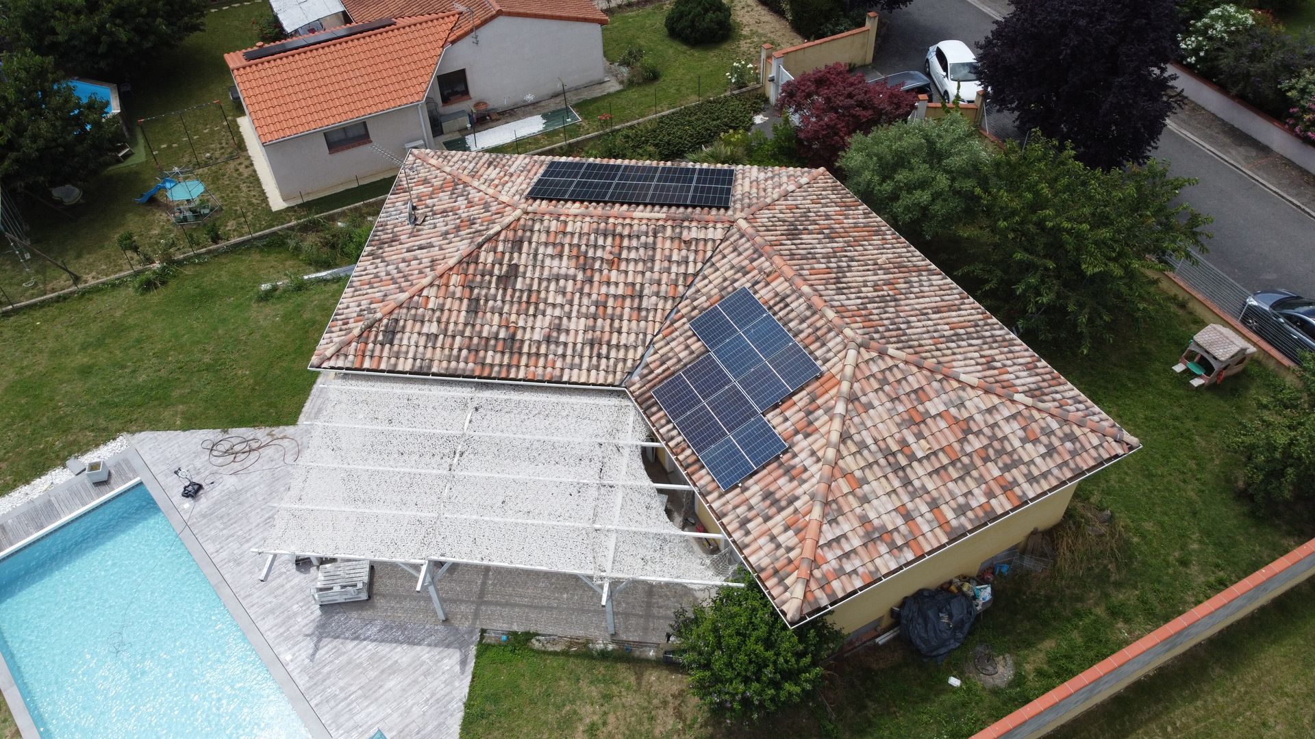 Toit d'une maison avec des panneaux solaires.
