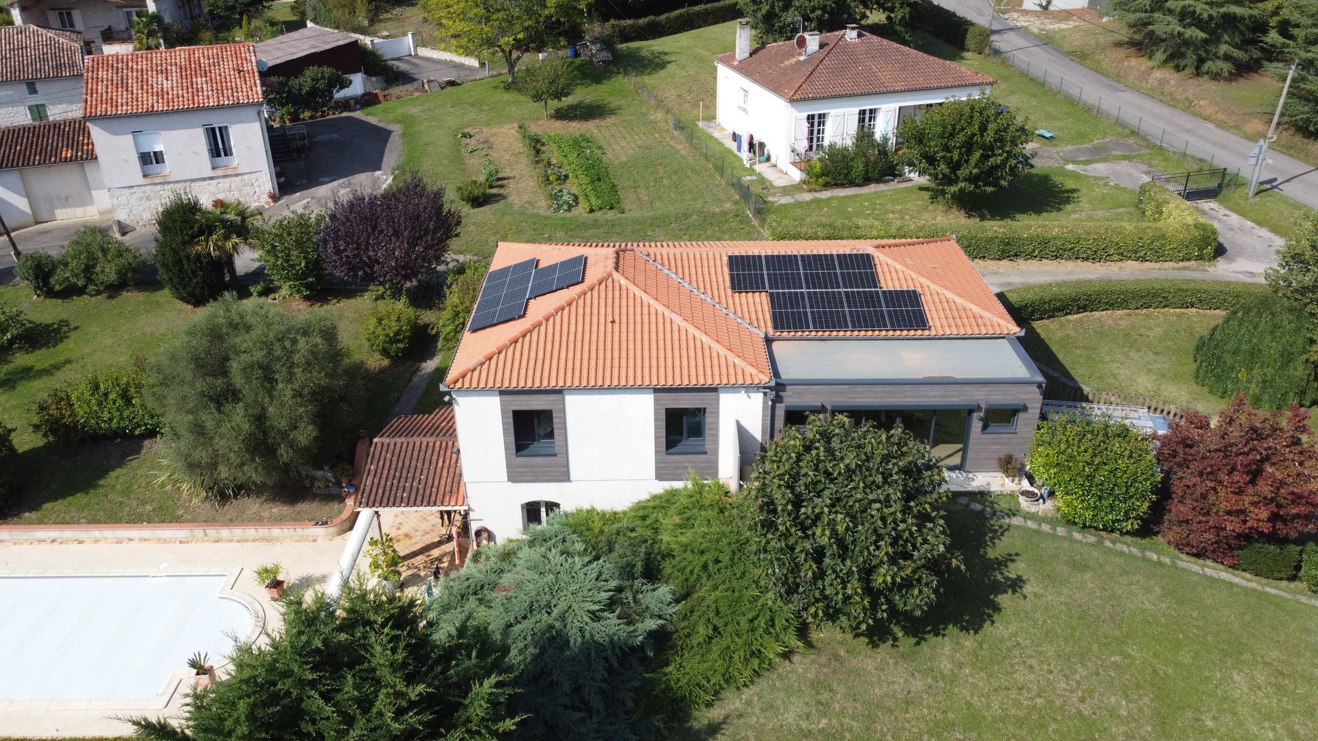Une maison avec plusieurs panneaux solaires sur la toiture.