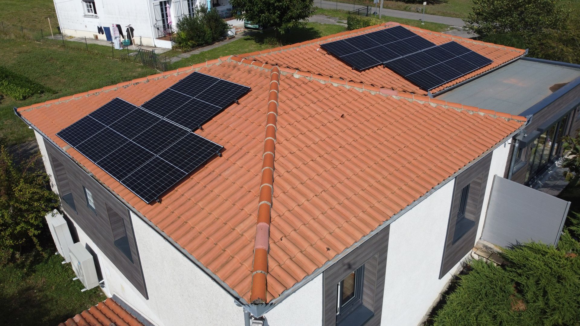 Vue du ciel d'une toiture recouverte de panneaux solaires.
