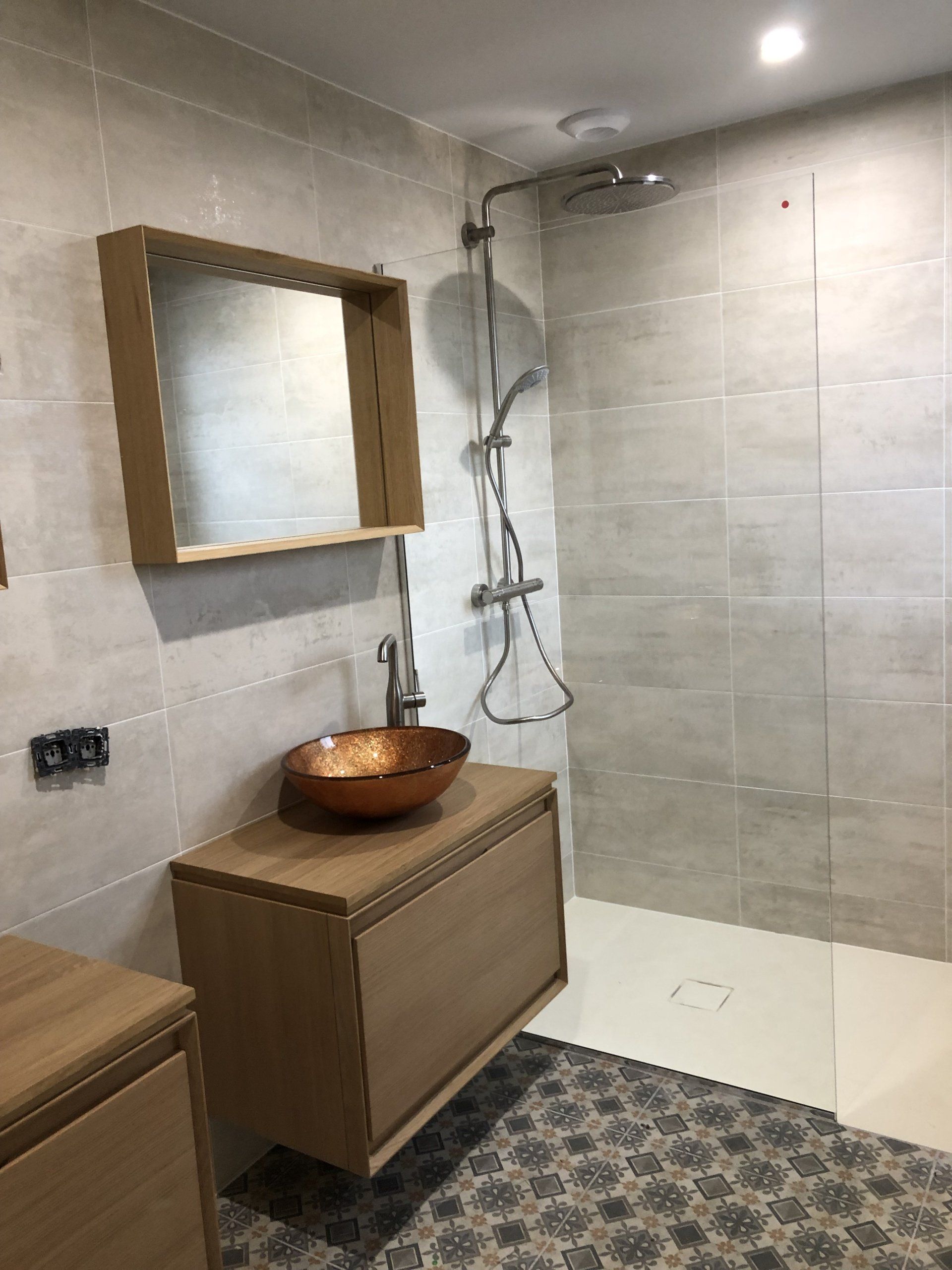 Salle de bains avec une grande douche à l'italienne.