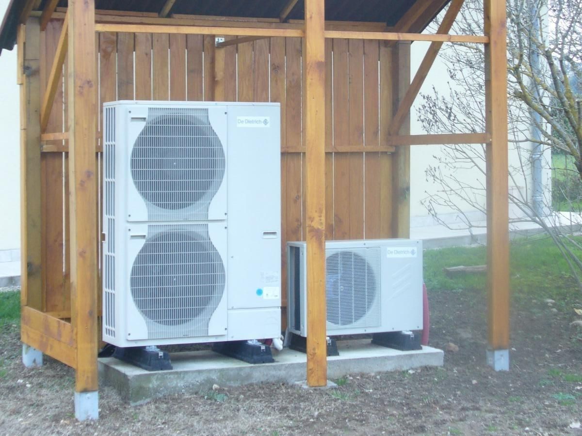 3 unités extérieures d'une pompe à chaleur air eau.