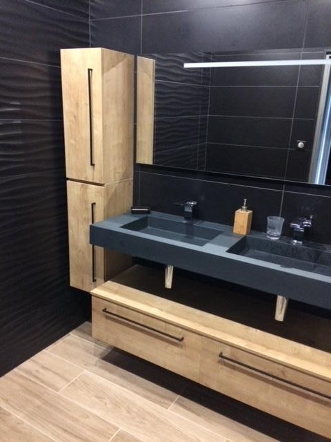 Salle de bains avec un meuble surmonté d'une double vasque.