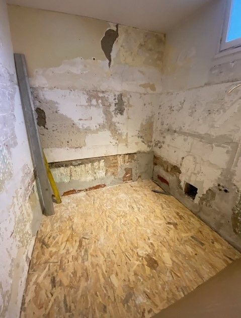 Salle de bains vide en chantier.