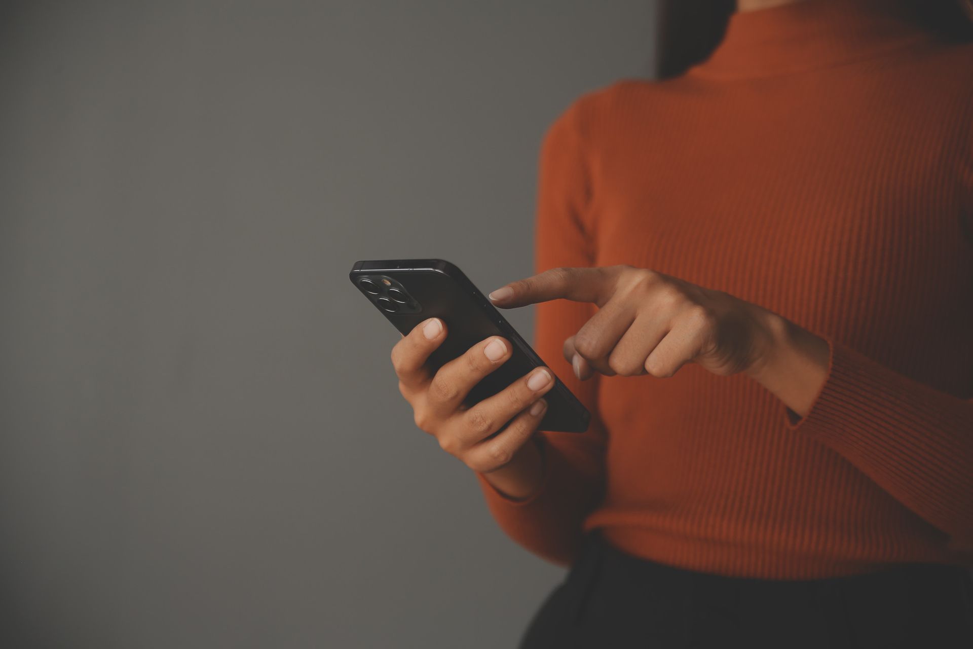 Una persona sostiene un teléfono celular con un gráfico en la pantalla.