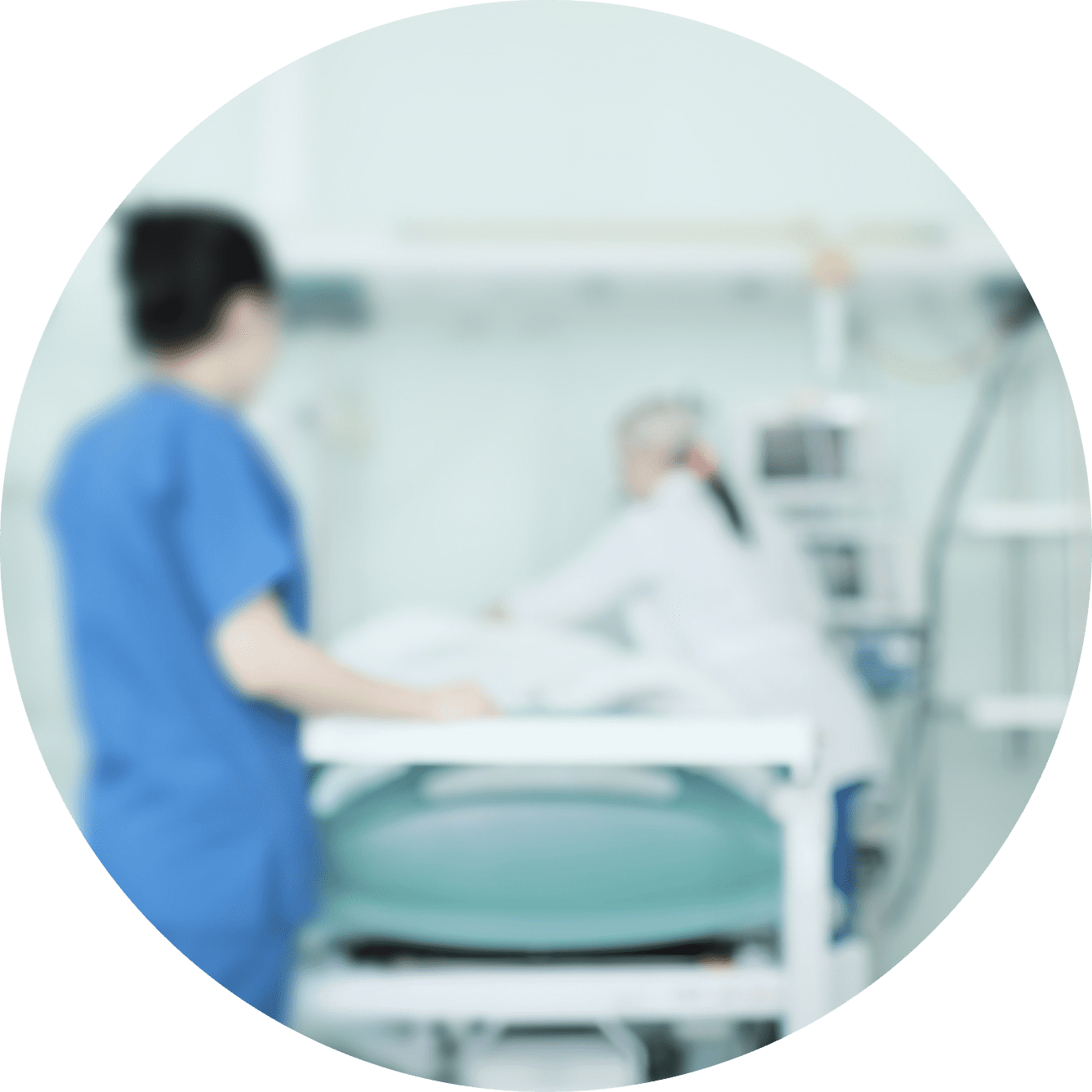 Una imagen borrosa de una enfermera y un paciente en una habitación de hospital.