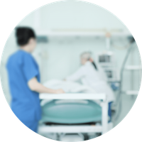 Una imagen borrosa de una enfermera y un paciente en una habitación de hospital.