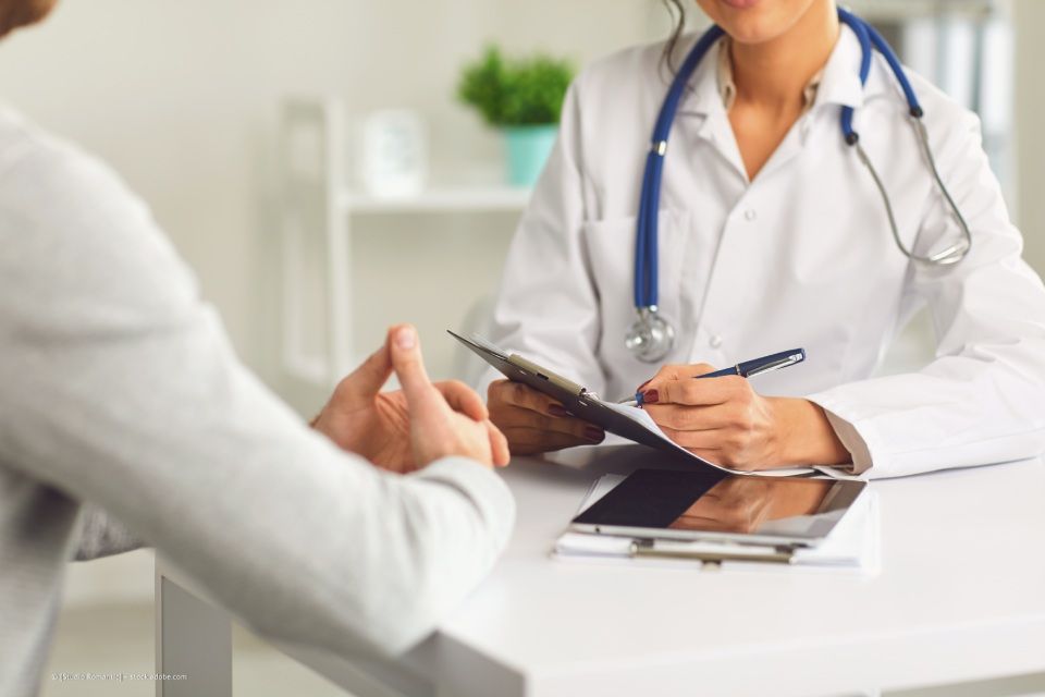 Ärztin berät eine Patientin