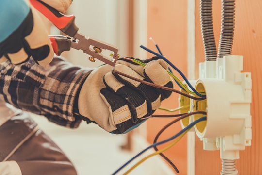 Une personne avec des gants de protection.