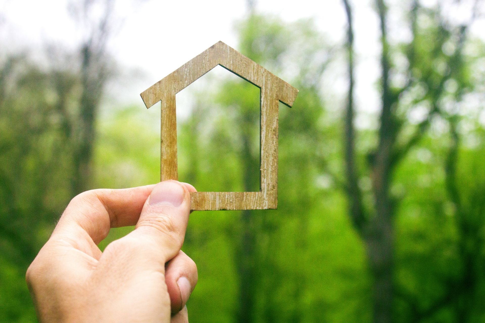 Une petite maison en bois.