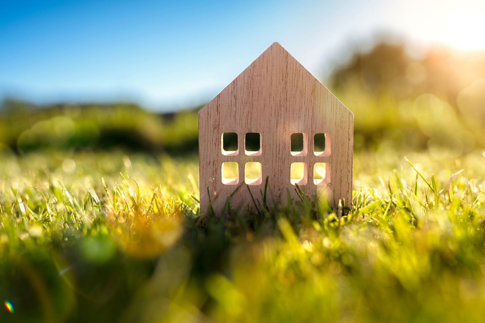 Une petite maison en bois avec des fenêtres.