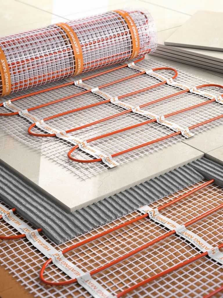 Des tuyaux installés pour un plancher chauffant.