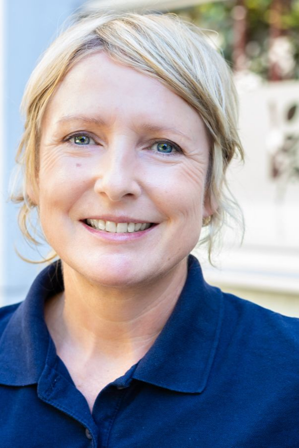 Physiotherapeutin mit hochgesteckten blonden Haaren aus dem Team der Praxis Karl Zeidler Physiotherapie in Aachen