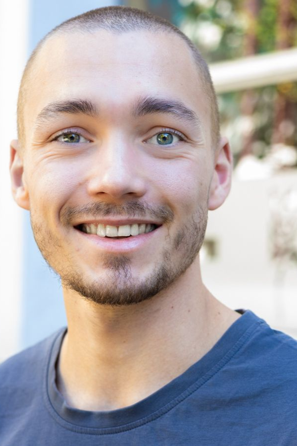 Junger Physiotherapeut aus dem Team der Praxis Karl Zeidler Physiotherapie in Aachen
