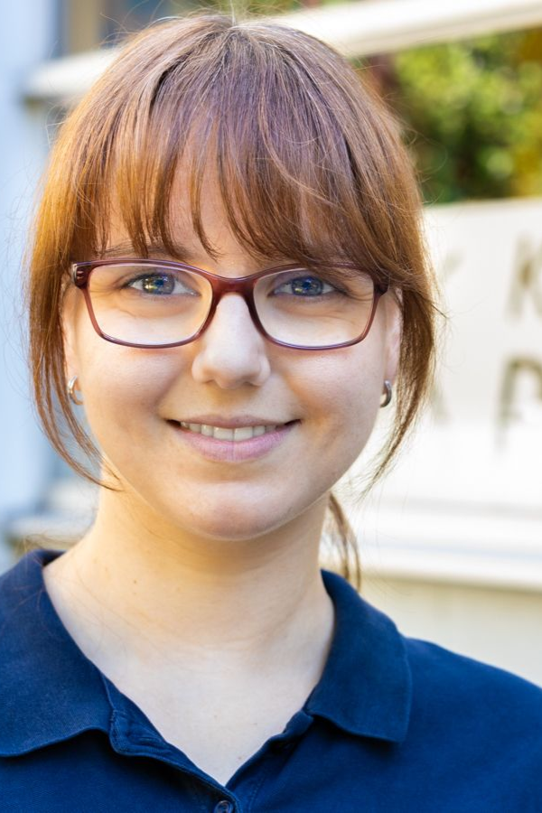 Junge Physiotherapeutin mit Brille aus dem Team der Praxis Karl Zeidler Physiotherapie in Aachen
