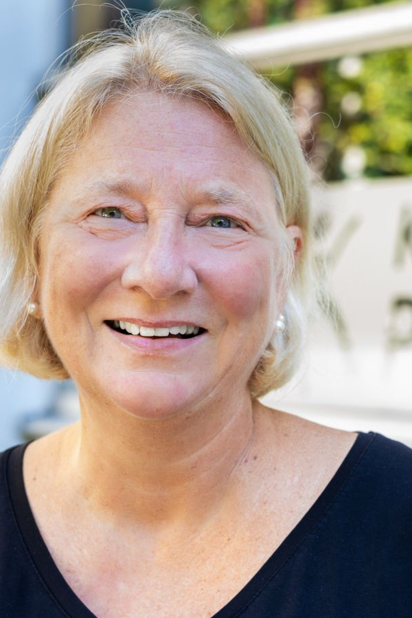 Physiotherapeutin mit blonden Haaren aus dem Team der Praxis Karl Zeidler Physiotherapie in Aachen