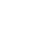 Vaihtolava-auto kuljettaa henkilöautoa.