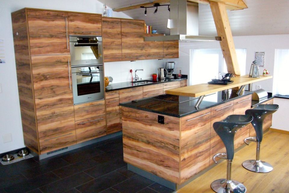 moderne Küche aus Holz