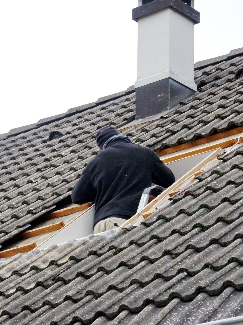 Cheminée en brique sur un toit en ardoise
