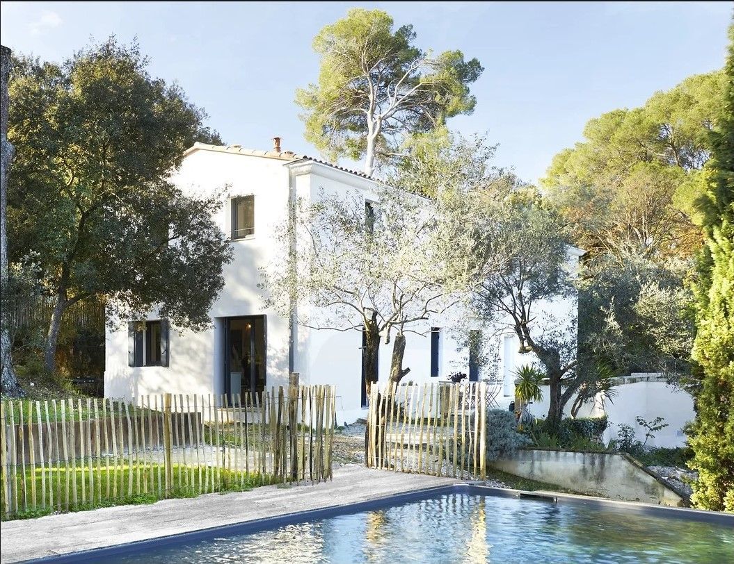 Maison blanche avec piscine et terrasse en bois