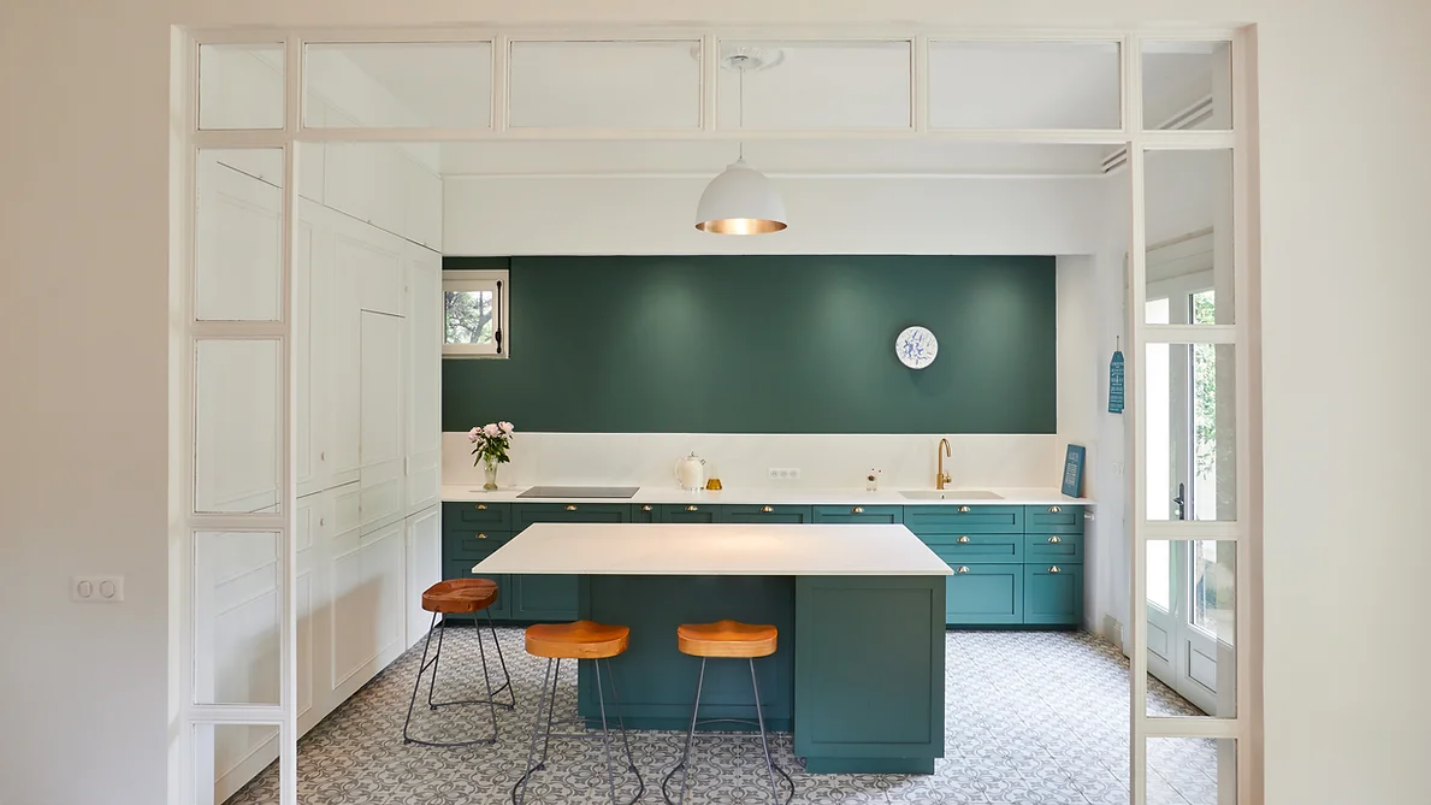 Cuisine moderne avec meubles verts et plan de travail blanc