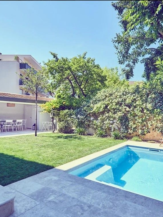 Maison vue de l’extérieur avec arbres et ciel dégagé